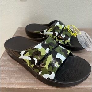 Oofos sandals M9/W11